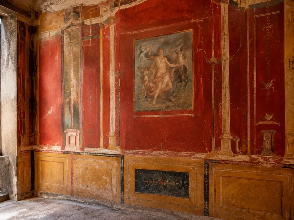 Un affresco in rosso e ocra in una casa di Ercolano